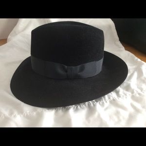Donna Karen black hat mint